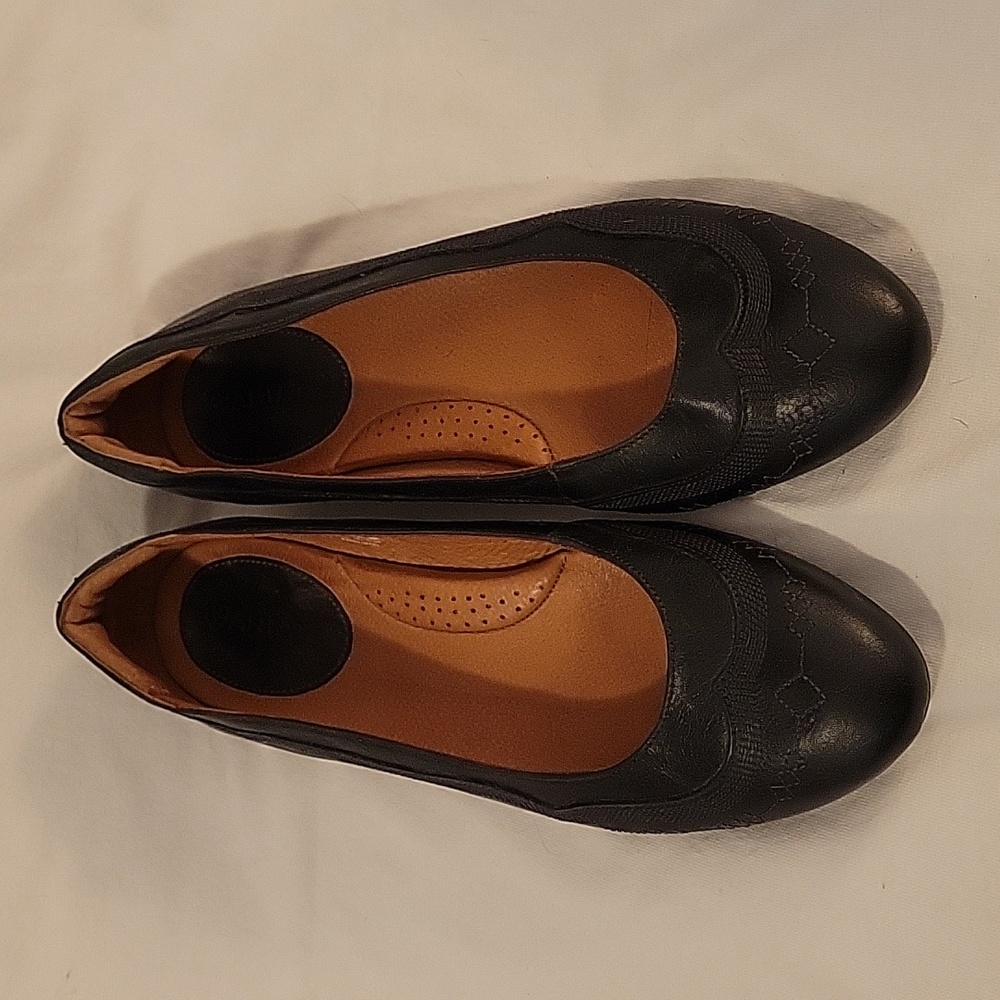 Ariat flats. NWOT.